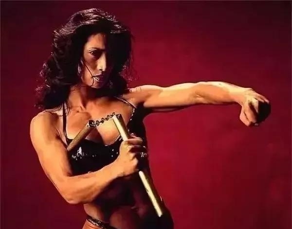 [记得]记得《赌神》中的骰子女神吗？现实中的身材也太迷人了！