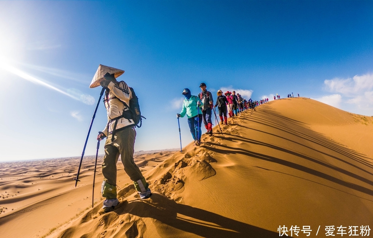 在腾格里沙漠深处,有6000万年前的湖泊,水深4米