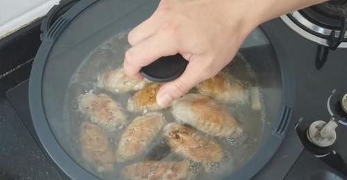  『鸡翅』鸡翅不炸不烤不加水煮，试试这样做一盘，出锅大人小孩争着吃，香
