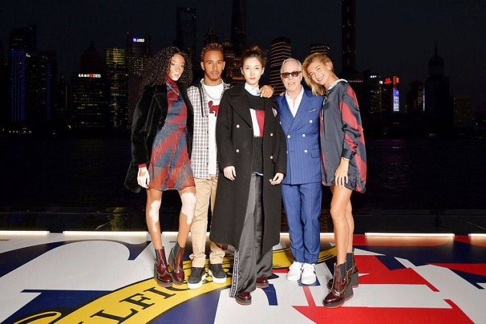 看热闹 | 这些人跑到黄浦江边比谁钻石大，你猜比伯嫂的排第几?