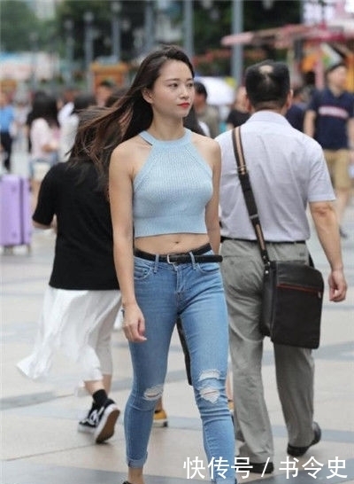 气质|街拍:温柔之至的美女,身穿浅蓝色连衣裙,气质温婉动人
