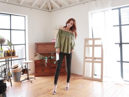 紧身裤|嫣然巧笑孙允珠暗绿色性感露肩透视雕花上衣修身显瘦紧身裤