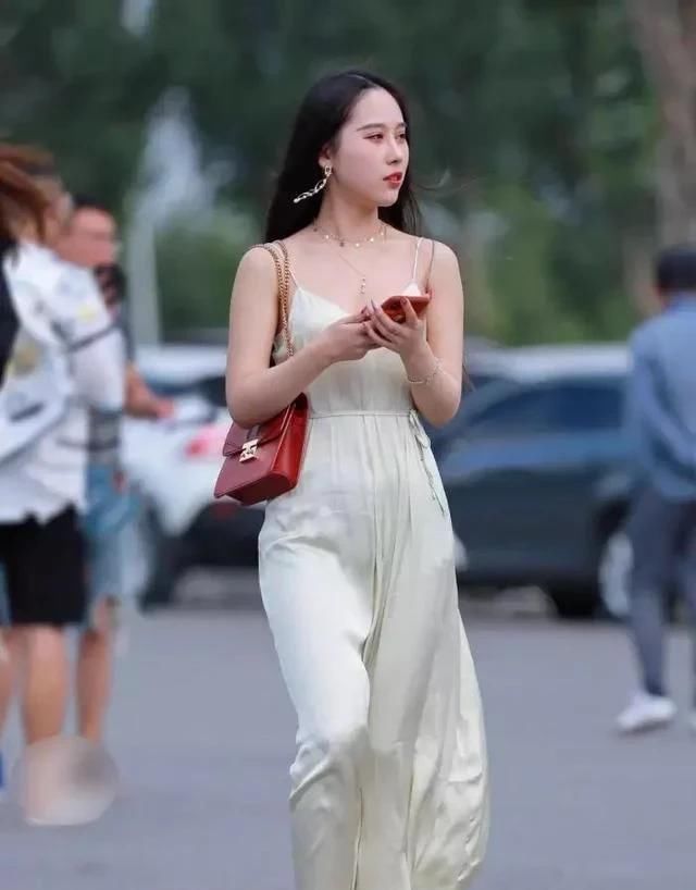  【吊带】街拍;穿超薄吊带长裙,风来了,亮点也就来了