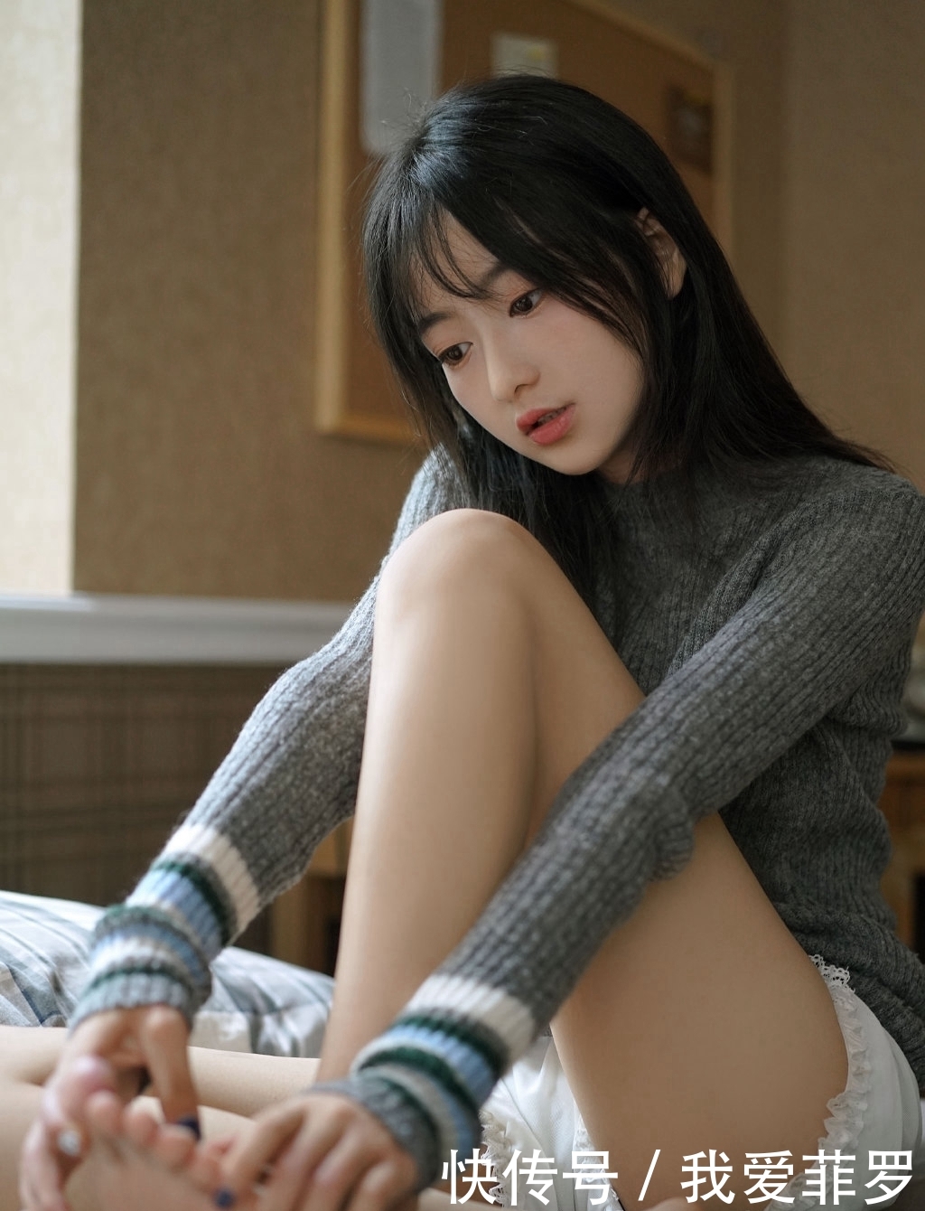 『美人如花』美女街拍:慵懒毛衣美女性感修长美腿,甜美的笑容很是治愈