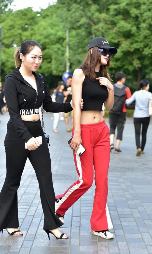 小姐姐紧身露脐装勾勒出丰满上围,平底鞋的穿搭,仍然比闺蜜高出