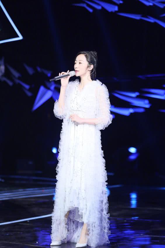 韩雪太拼了，竟全身挂满塑料袋，搭配起来竟意外地好看！