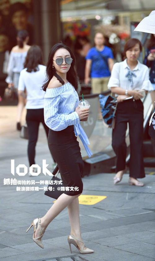 路人街拍：曾以为牛仔裤不适合高跟鞋，被小姐姐一穿，秀出曲线美