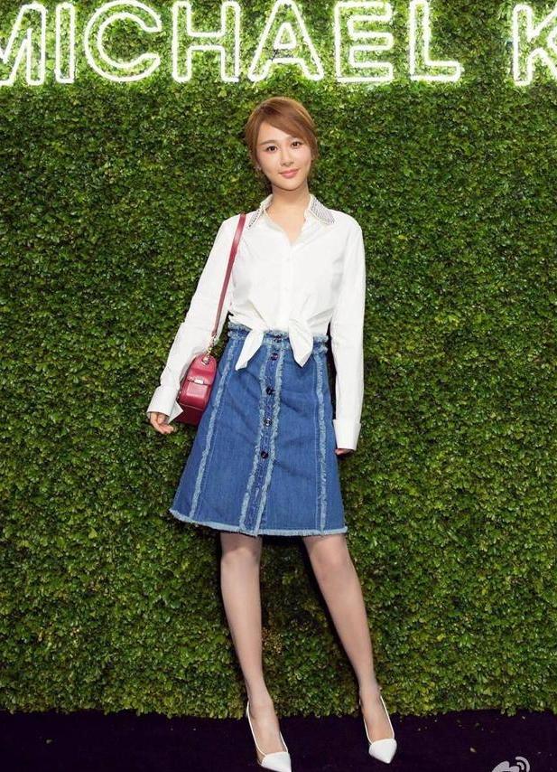 杨紫的脸整得那么美，腿却又短又粗，像身材走样的大妈！