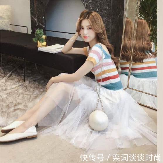 路人街拍,白的色与黄色搭配,看起来非常养眼!