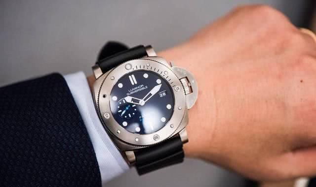  [评测]金属玻璃配上那一抹蓝，VS沛纳海PAM00692腕表评测