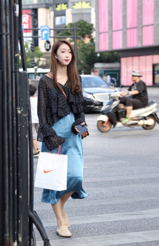 修身长裙、黑色丝袜、高跟鞋的女神级别搭配，知性和性感不冲突!