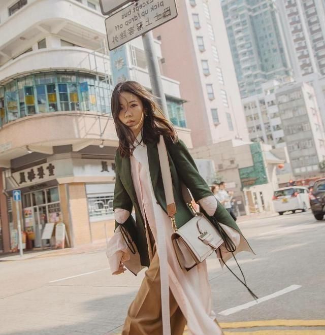  百褶短裙@路人街拍，靓女婀娜多姿，吊带背心搭配水墨半裙，更显身材
