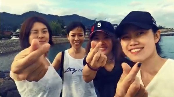 蔡依林与闺蜜在河边游玩一转身暴露性感小心机，黑色T恤好保守?