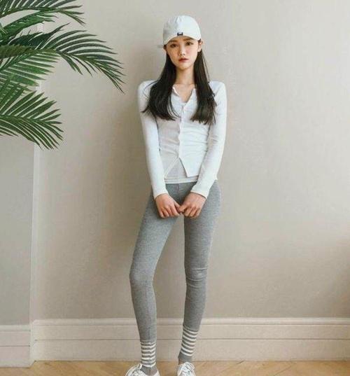 紧身打底裤：个性前卫的美女，秀出傲人曲线，潮流范十足！