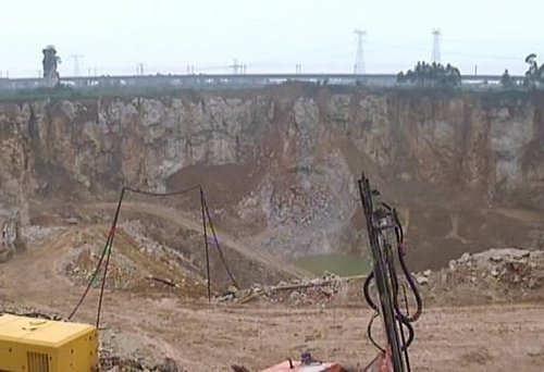 一夜之间,五万多斤鱼不翼而飞,看到鱼塘底部后,男子懵了！