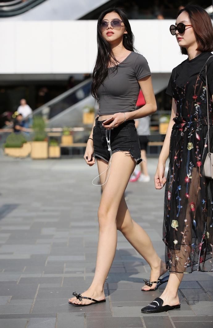 街拍 大V领吊带网纱小黑裙,性感又带着浓浓的女人味,很是养眼