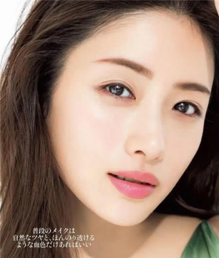  色彩季型：淡玫瑰妆、桃花妆：年轻十岁的春日妆容你适合哪种？