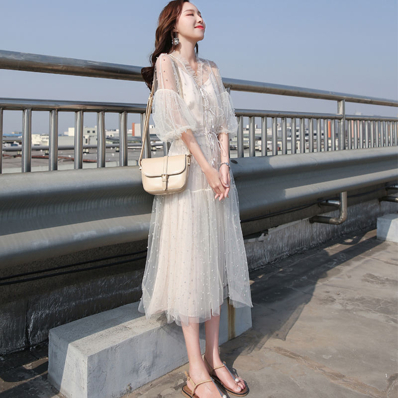 谁说女人太丰满了不美,看女人穿的“大摆裙”,高挑性感有韵味