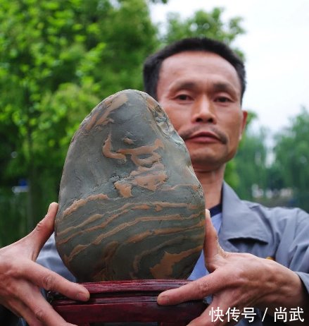 农民7年前捡了一块6公斤石头 博览会上叫卖600万