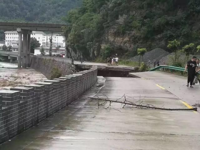 桥梁被冲毁、商铺被淹、道路塌方，暴雨突袭陕西这些地方