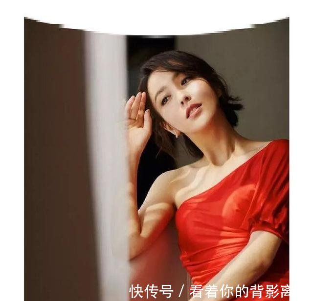 看惯了短发的佟丽娅，换个发型居然从辣妈变成了18岁少女
