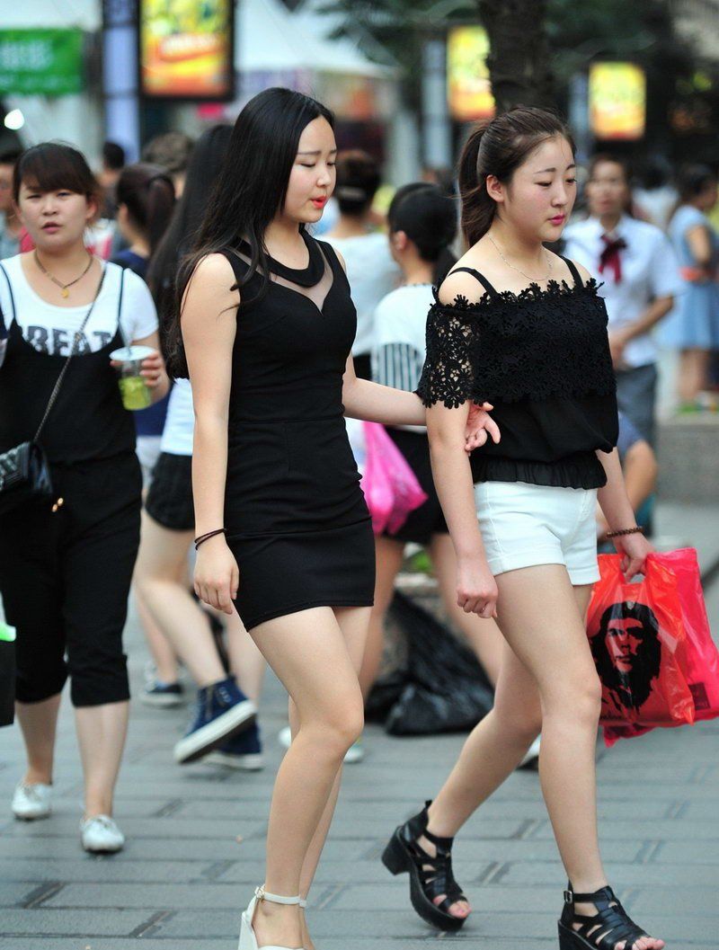 商业街区街拍:微胖型的两个美腿美女，端庄秀丽