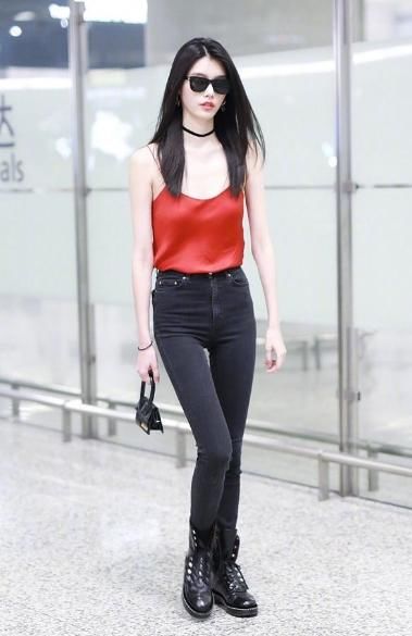 放不下手机的包不算什么，奚梦瑶这吊带换个人穿还以为是肚兜呢！