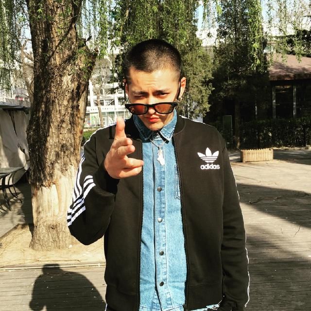 最会戴墨镜的吴亦凡，和最不会戴墨镜的张艺兴，差距不是一两年