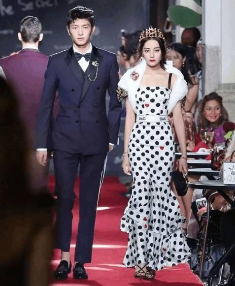 张韶涵穿波点裙撞上热巴,大10岁完全不输,网友:这才是真女神