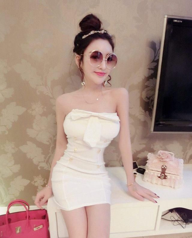 玲珑曲线美丽吸睛，轻松增加回头率，娇柔的露肩包臀裙