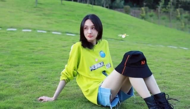  『香芋紫』别再穿黑白灰了，今年爆火的“初恋色”显白又好看！！