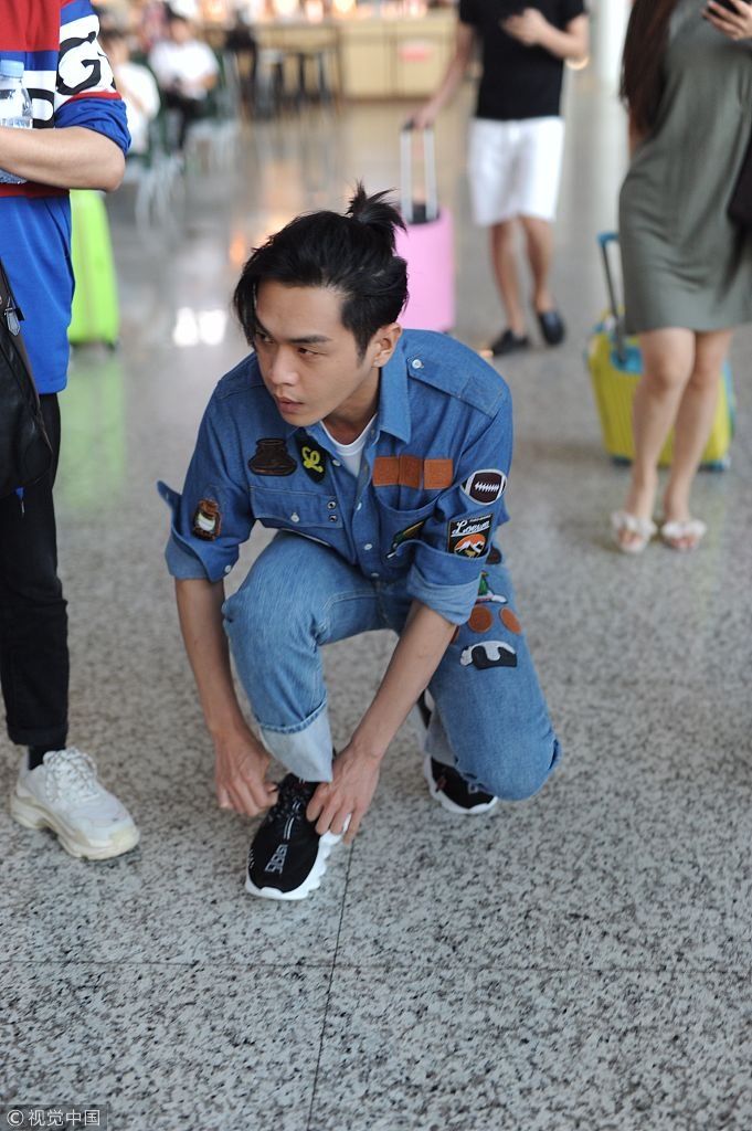 潮气小哥上线！张若昀长刘海马尾辫大变妖孽 着牛仔套装蹲地系鞋