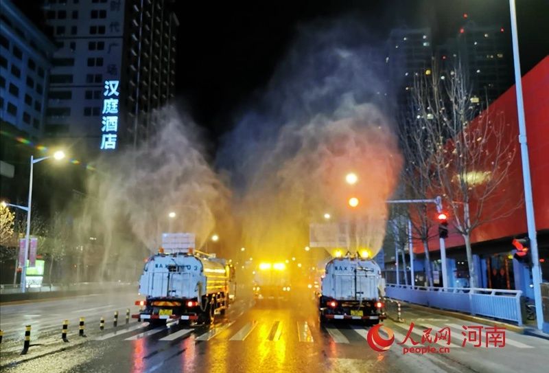  防控■夜战疫情防控！郑州824条道路喷洒消毒液实施消杀