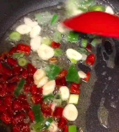 『倒入』家常小炒扇贝肉的做法,几分钟就可以搞定,男人,女人都会喜欢吃