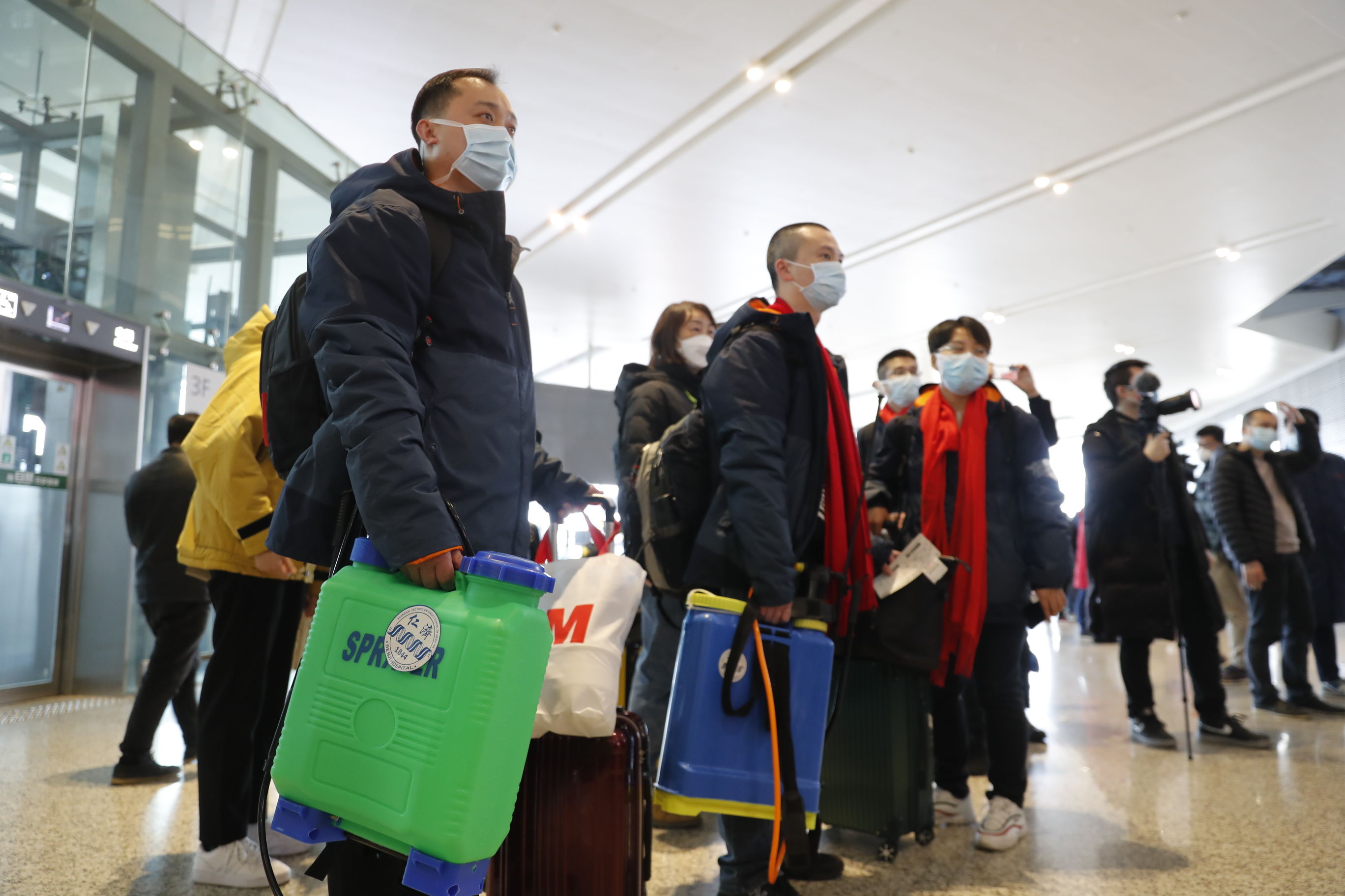  「振奋人心」上海又一批医疗队出发支援湖北 这些画面让人泪目又