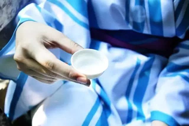 低度白酒是高度酒加水勾兑的么?