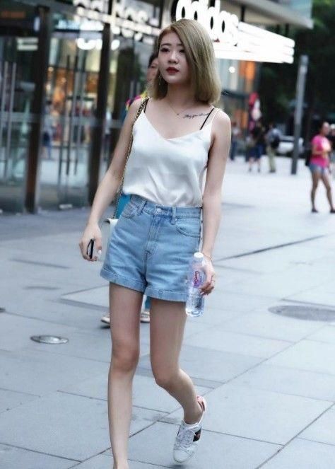 「美女」街拍耀人凹凸的紧身打底裤美女,搭配唯美时尚,拥有纤细大长腿