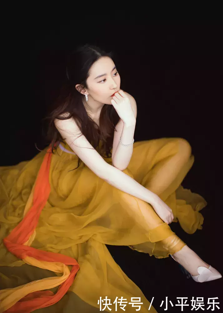 刘亦菲越长越美，薄纱抹胸裙惊艳众人，网友：像个仙女一样！