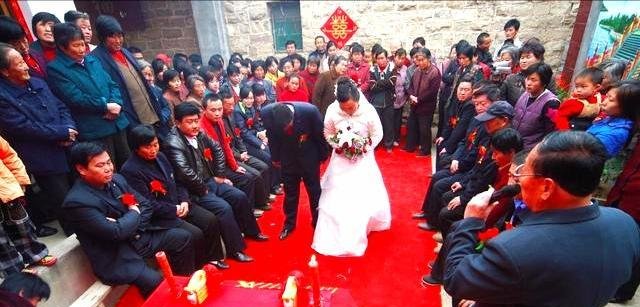 继天价彩礼后，农村娶妻又出新要求，“一高一动一甩”，啥意思