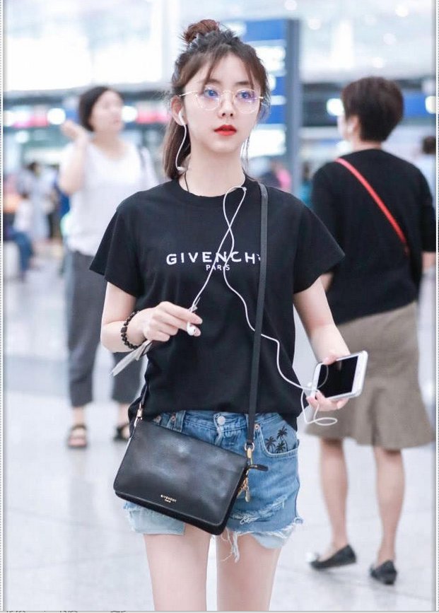 谭松韵终于穿对了!黑色T恤搭牛仔短裤去机场，大长腿好抢眼