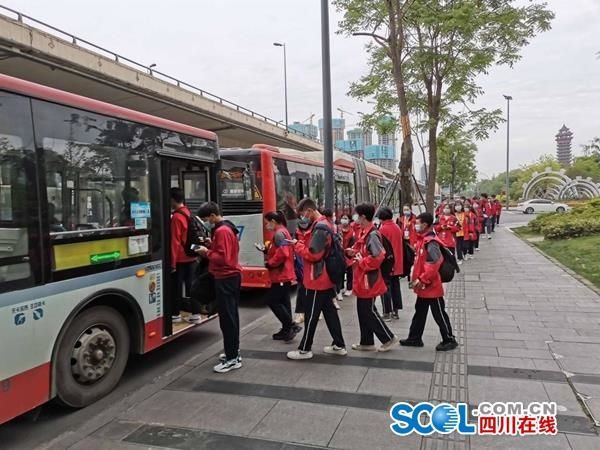  『复学』护航复学复课 成都已开行7条校园高峰快线