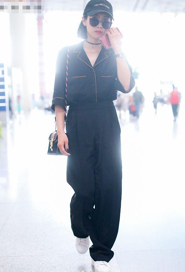 路人街拍，双胞胎小姐姐身穿一样的服装，很是抢眼