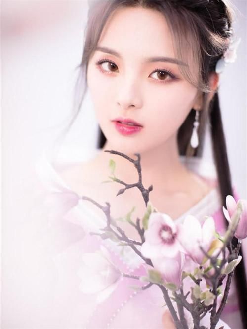  「线条流畅」脸上有这4个“特征”的女生，就算素颜也是男生的最爱，桃花超旺
