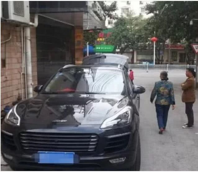 男子假扮富二代开假豪车，欺骗女大学生，但网友说：活该!