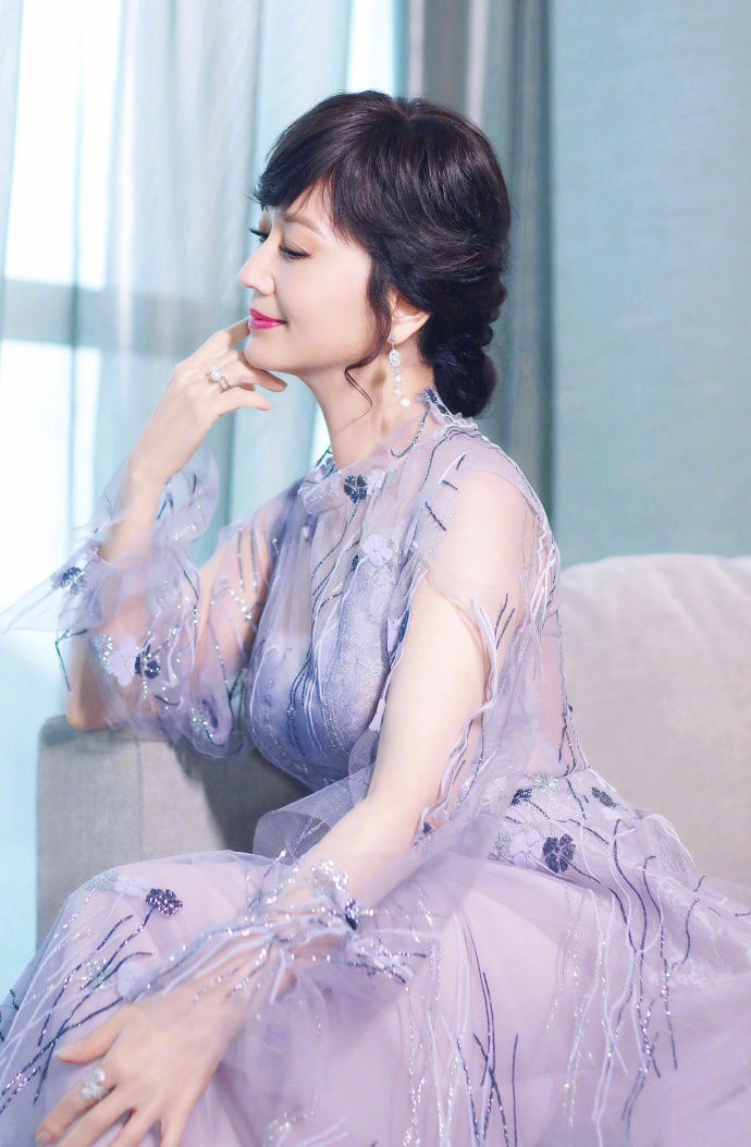 逆生长只服赵雅芝，透视纱裙减龄40岁，网友：不是装嫩是真嫩