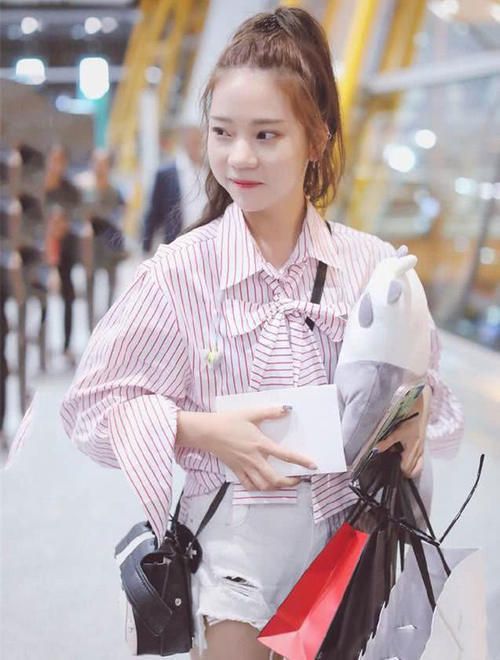 清新的衬衫造型,紫宁搭“狗啃式”短裤个性甜美,鞠婧祎仙气十足