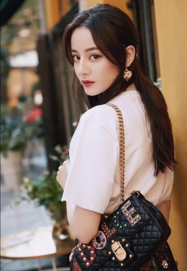 迪丽热巴下半身全是纽扣！瑰丽裙装竟然漂亮得让人过目难忘！