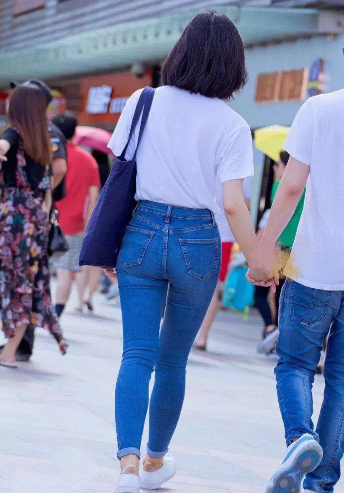 街头偶遇蓝色紧身牛仔裤小姐姐，阳光灿烂得就像夏日里的百合花