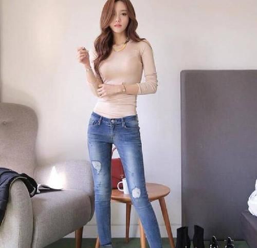  【秀外慧中】秀外慧中的美女，一件灰色上衣配牛仔裤，青春靓丽！