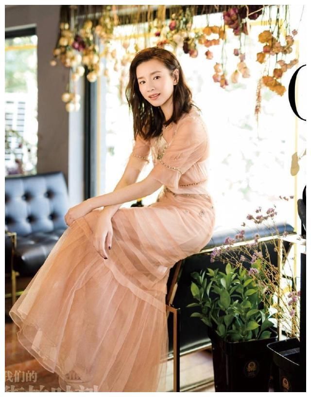 董洁时尚街拍写真，米色露趾高跟鞋搭配长裙 迷人的美脚丫